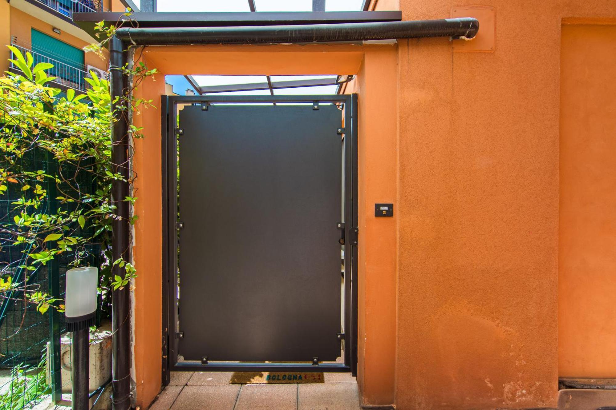 Nettuno Apartment - Private Garden In Bologna Center Eksteriør billede
